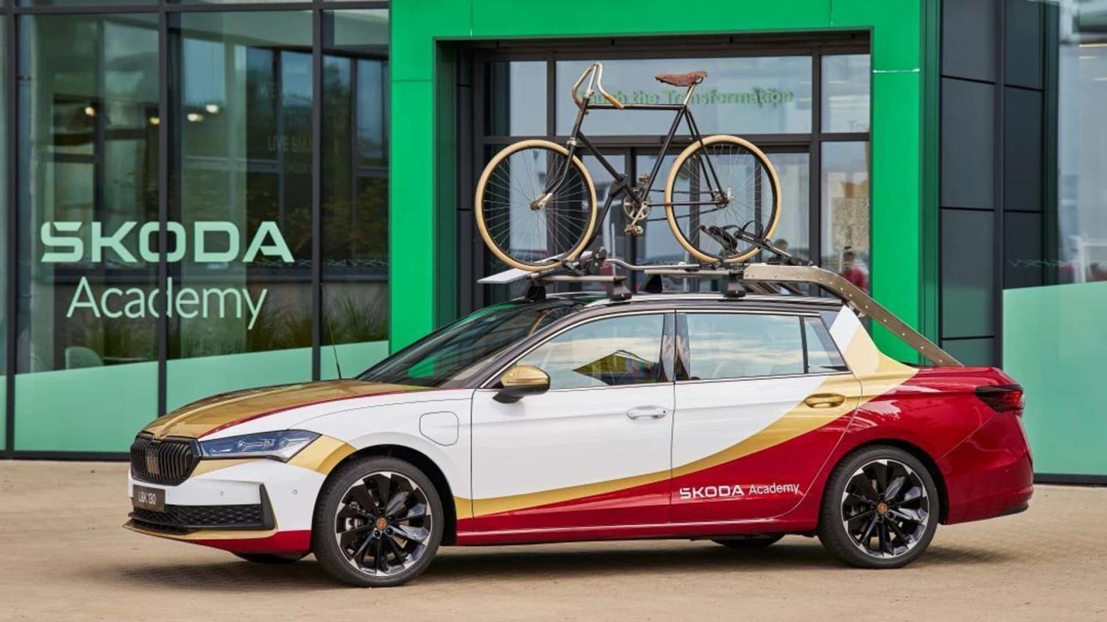 Το Skoda Superb έγινε Pick-up με περίεργη πίσω πόρτα!